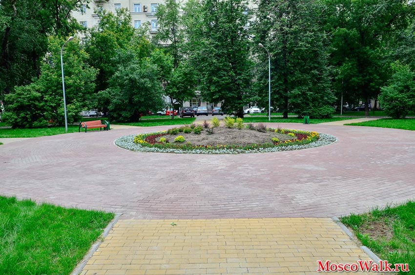 Парк Космонавта Волкова - укладка газона и тротуарной плитки